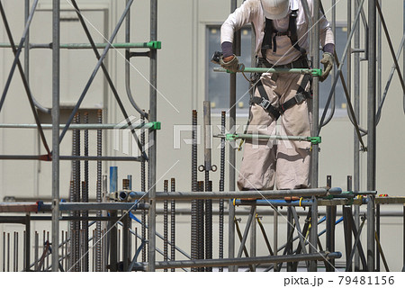 とび職 足場組立現場の風景の写真素材