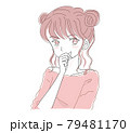 お団子ヘアの女性 79481170