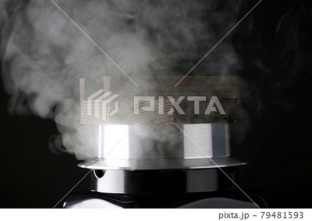 一合炊きのお釜でお米を炊く様子を黒背景で撮影 79481593