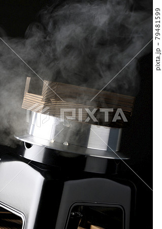 一合炊きのお釜でお米を炊く様子を黒背景で撮影 79481599