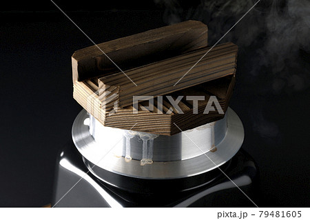 一合炊きのお釜でお米を炊く様子を黒背景で撮影 79481605