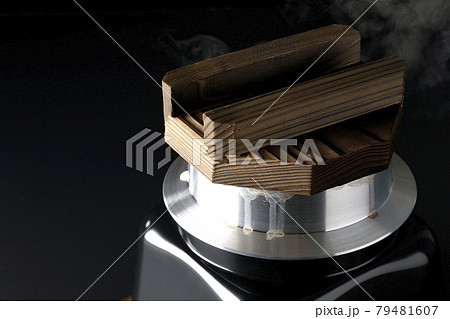 一合炊きのお釜でお米を炊く様子を黒背景で撮影 79481607