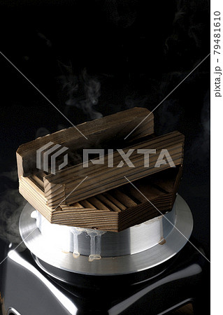 一合炊きのお釜でお米を炊く様子を黒背景で撮影 79481610
