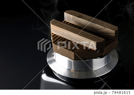 一合炊きのお釜でお米を炊く様子を黒背景で撮影 79481615