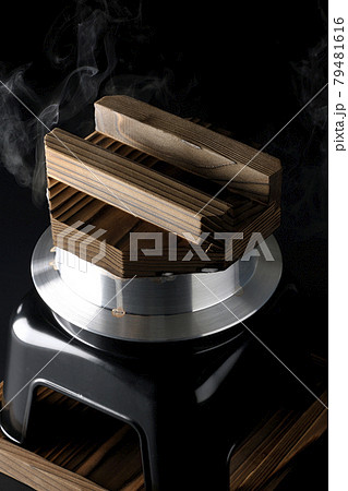 一合炊きのお釜でお米を炊く様子を黒背景で撮影 79481616