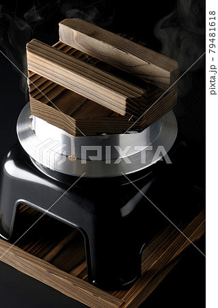 一合炊きのお釜でお米を炊く様子を黒背景で撮影 79481618