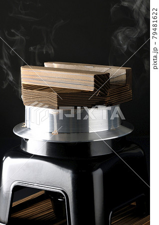 一合炊きのお釜でお米を炊く様子を黒背景で撮影 79481622