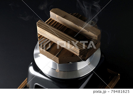 一合炊きのお釜でお米を炊く様子を黒背景で撮影 79481625