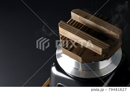 一合炊きのお釜でお米を炊く様子を黒背景で撮影 79481627