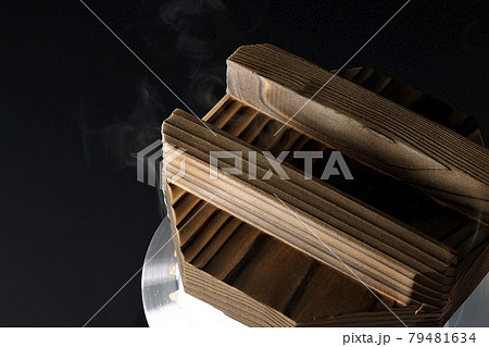 一合炊きのお釜でお米を炊く様子を黒背景で撮影 79481634