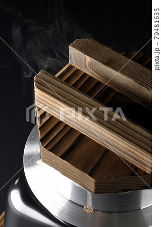 一合炊きのお釜でお米を炊く様子を黒背景で撮影 79481635