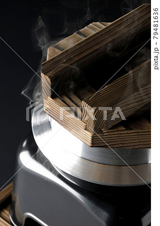 一合炊きのお釜でお米を炊く様子を黒背景で撮影 79481636