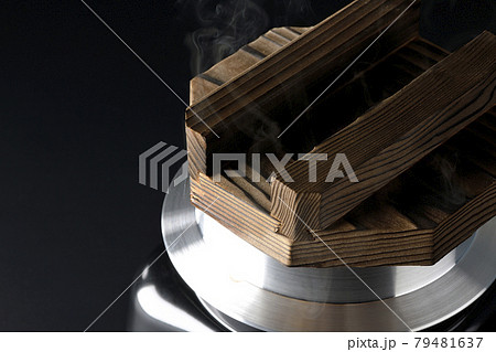 一合炊きのお釜でお米を炊く様子を黒背景で撮影 79481637