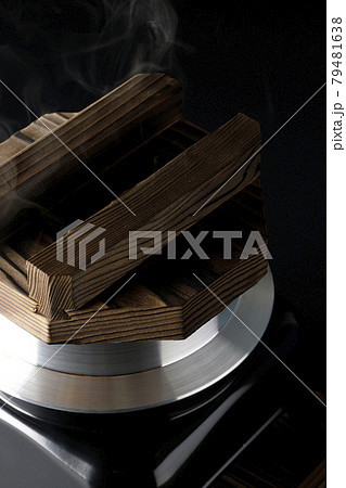 一合炊きのお釜でお米を炊く様子を黒背景で撮影 79481638