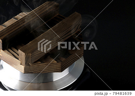 一合炊きのお釜でお米を炊く様子を黒背景で撮影 79481639