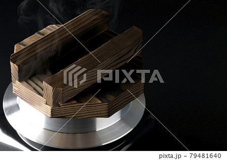 一合炊きのお釜でお米を炊く様子を黒背景で撮影 79481640