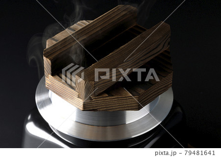 一合炊きのお釜でお米を炊く様子を黒背景で撮影 79481641