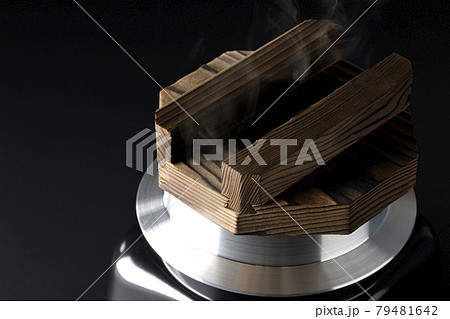 一合炊きのお釜でお米を炊く様子を黒背景で撮影 79481642