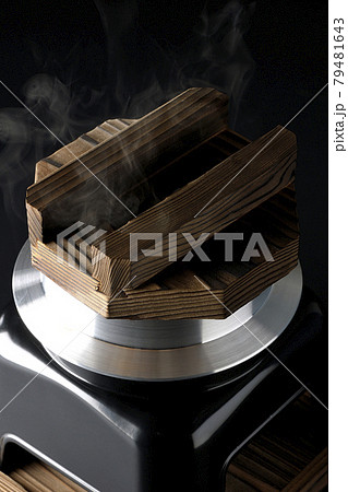 一合炊きのお釜でお米を炊く様子を黒背景で撮影 79481643