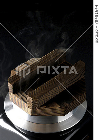 一合炊きのお釜でお米を炊く様子を黒背景で撮影 79481644