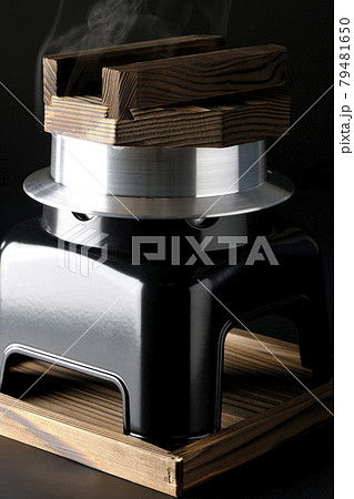 一合炊きのお釜でお米を炊く様子を黒背景で撮影 79481650