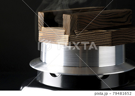 一合炊きのお釜でお米を炊く様子を黒背景で撮影 79481652