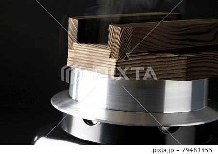 一合炊きのお釜でお米を炊く様子を黒背景で撮影 79481655