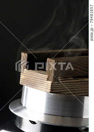 一合炊きのお釜でお米を炊く様子を黒背景で撮影 79481657