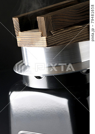 一合炊きのお釜でお米を炊く様子を黒背景で撮影 79481658