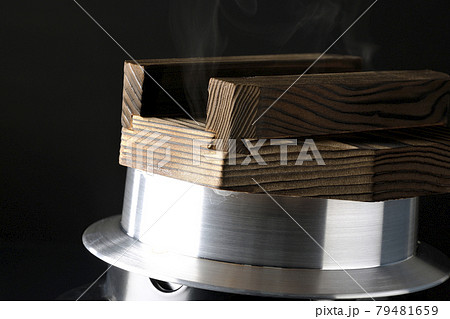 一合炊きのお釜でお米を炊く様子を黒背景で撮影 79481659