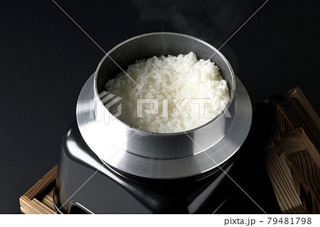 お釜で一合のお米を炊いた様子を黒背景で撮影 79481798