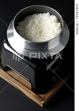 お釜で一合のお米を炊いた様子を黒背景で撮影 79481804