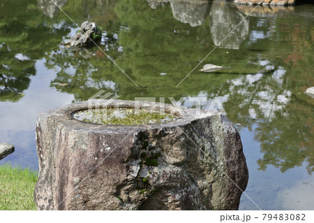 桂離宮　松琴亭　蹲踞（つくばい） 79483082