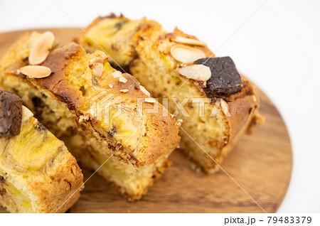 手作りパウンドケーキ！ホットケーキミックスとバナナ、チョコ、アーモンドを使った簡単レシピ 79483379