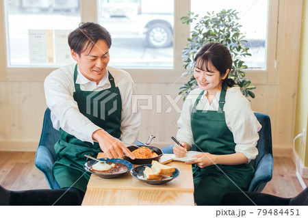 レストラン・カフェ・飲食店を経営する男女 レストラン・カフェ・飲食店を経営する男女 79484451