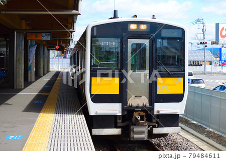 茨城県　JR東日本　水郡線　キハE130系車両正面アップ＆常陸太田駅 79484611
