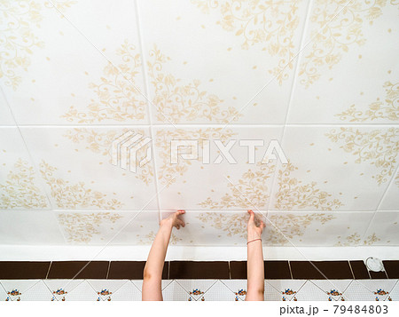 setting styrofoam ceiling tiles 79484803