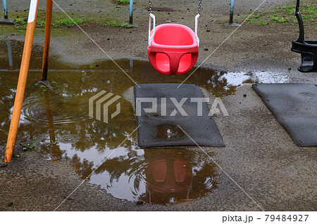 雨の日の公園のブランコ 雨の日の公園のブランコ 79484927