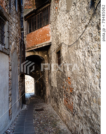 narrow medieval side street in Bergamo city 79485062
