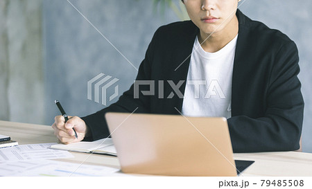 若い男性　パソコン 79485508