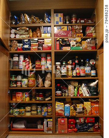 食材や調味料がぎっしり詰まった食品保存棚 食材や調味料がぎっしり詰まった食品保存棚 79486258