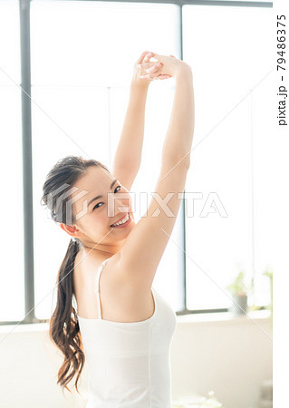 20代女性のエクササイズ 79486375