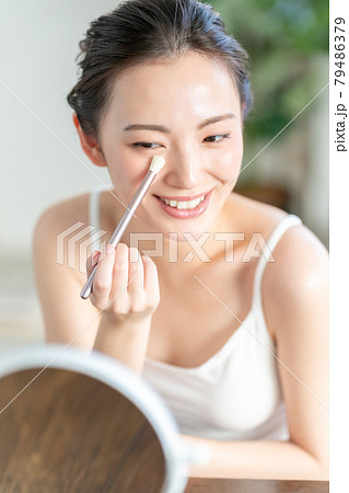 アイシャドウ 79486379