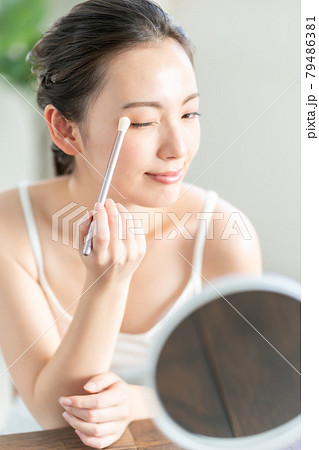 アイシャドウ 79486381