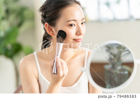 20代女性の化粧 79486383
