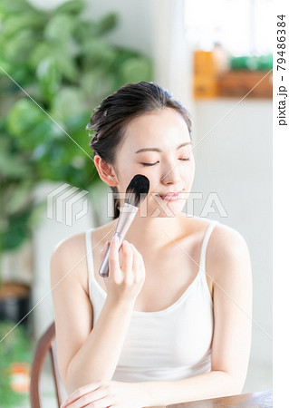 20代女性の化粧 79486384