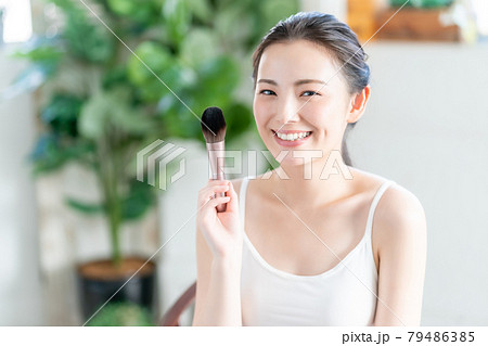 20代女性の化粧 79486385