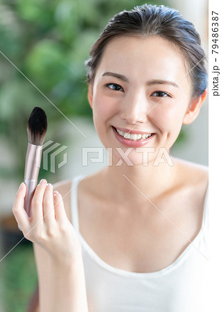 20代女性の化粧 79486387