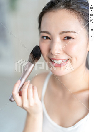 20代女性の化粧 79486388