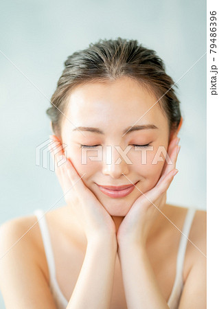 スキンケア20代 79486396